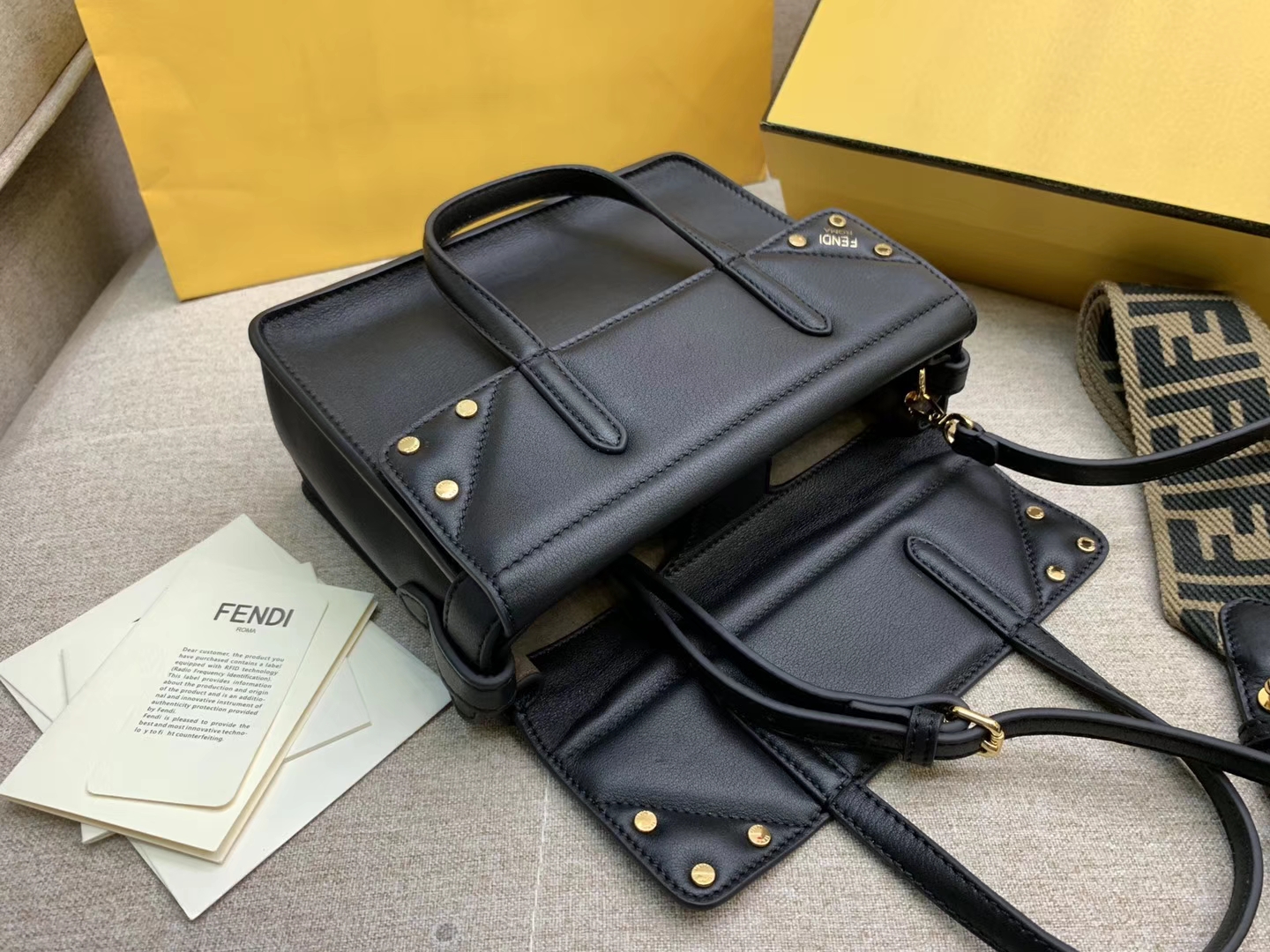 Fendi 芬迪 Flip 小号手袋 20x15x11 可手提肩背和斜挎 黑色