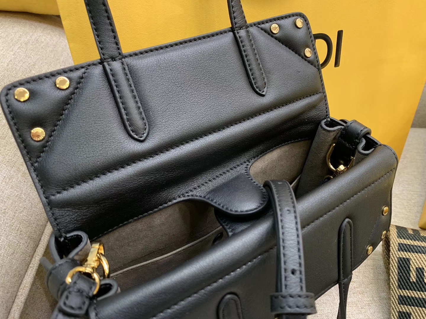 Fendi 芬迪 Flip 小号手袋 20x15x11 可手提肩背和斜挎 黑色