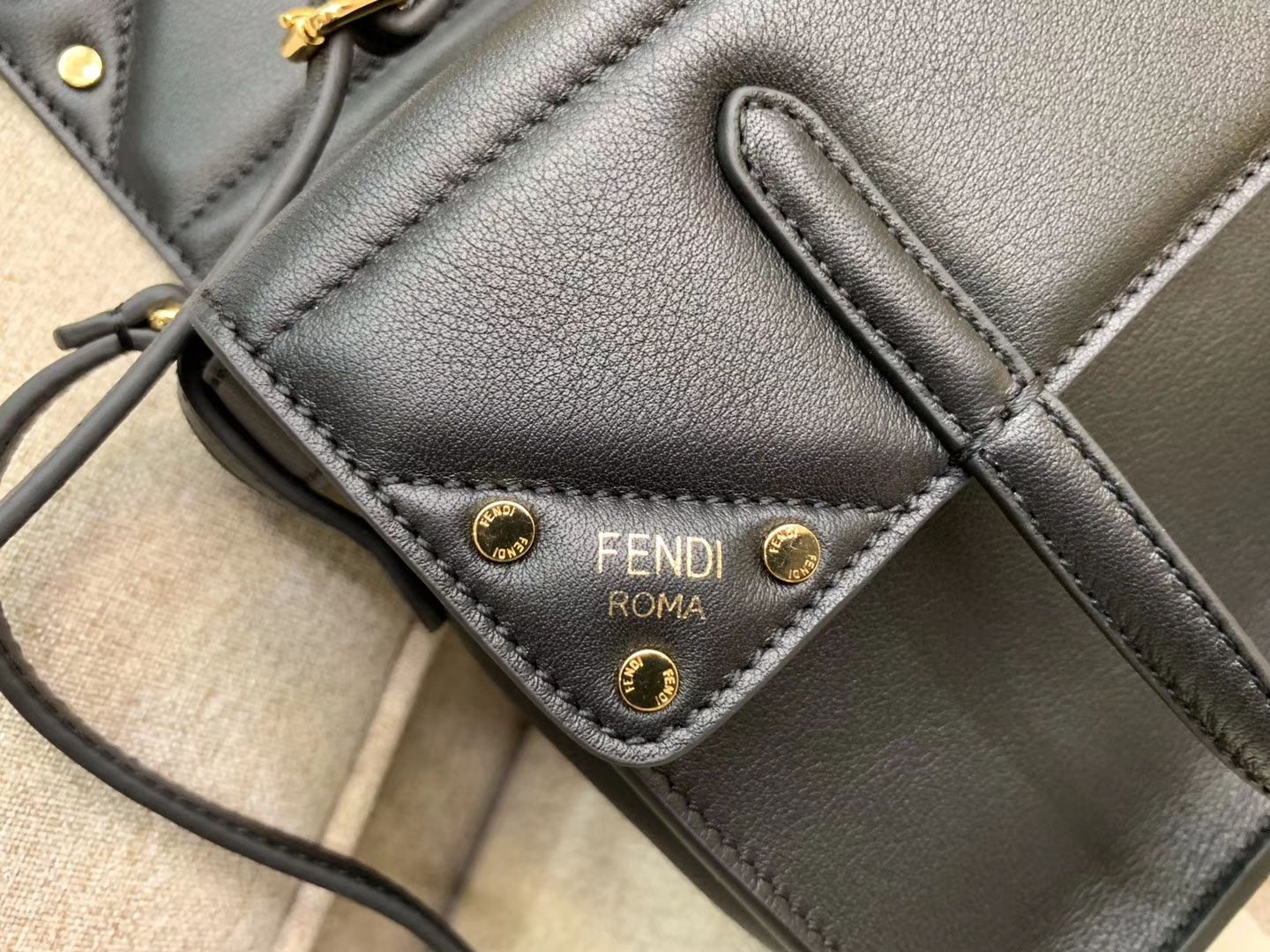 Fendi 芬迪 Flip 小号手袋 20x15x11 可手提肩背和斜挎 黑色