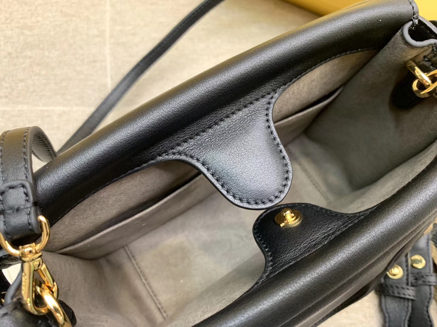 Fendi 芬迪 Flip 小号手袋 20x15x11 可手提肩背和斜挎 黑色