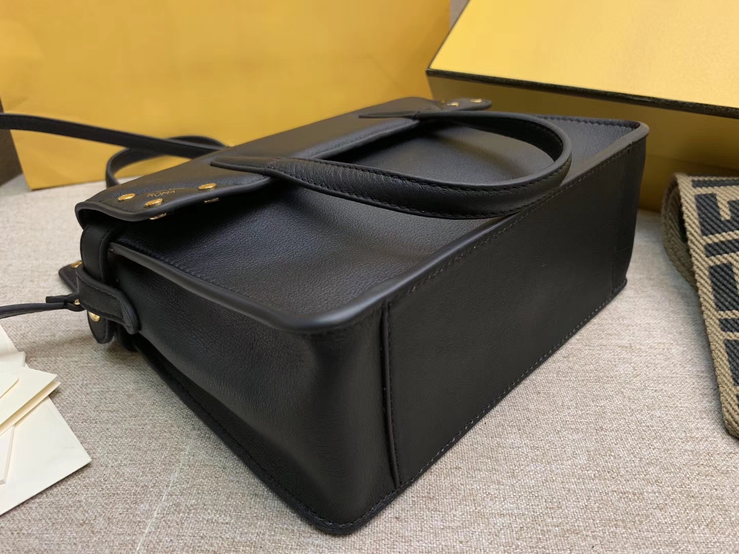 Fendi 芬迪 Flip 小号手袋 20x15x11 可手提肩背和斜挎 黑色