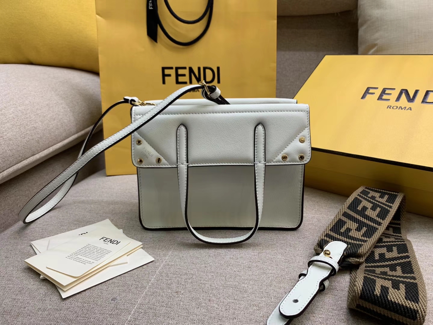 Fendi 芬迪 Flip 小号手袋 20x15x11 可手提肩背斜挎 白色
