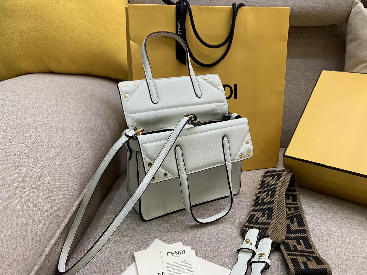 Fendi 芬迪 Flip 小号手袋 20x15x11 可手提肩背斜挎 白色