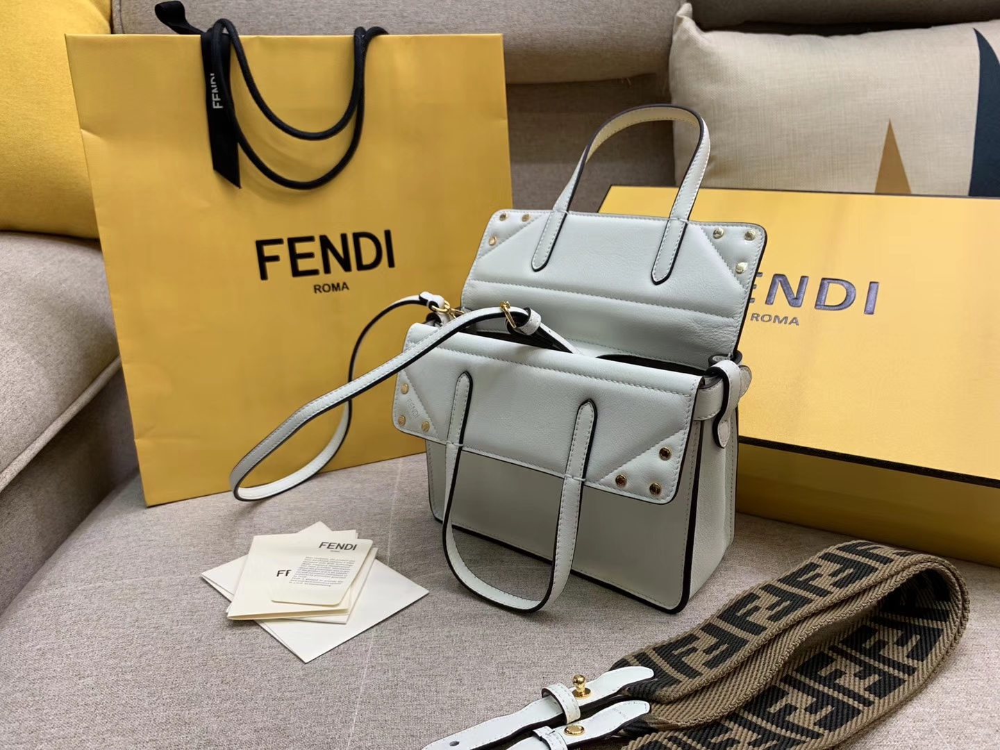 Fendi 芬迪 Flip 小号手袋 20x15x11 可手提肩背斜挎 白色