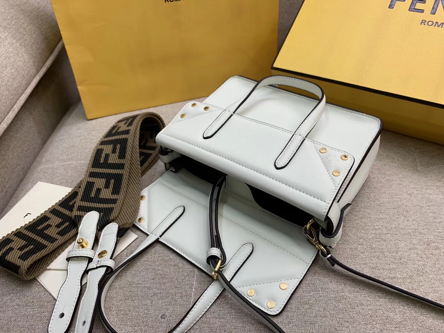 Fendi 芬迪 Flip 小号手袋 20x15x11 可手提肩背斜挎 白色