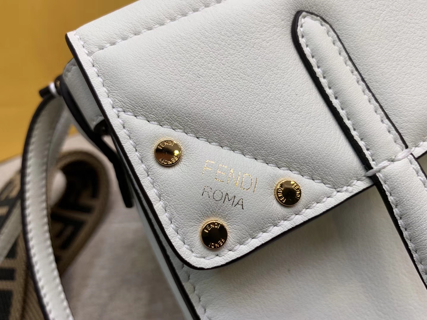 Fendi 芬迪 Flip 小号手袋 20x15x11 可手提肩背斜挎 白色