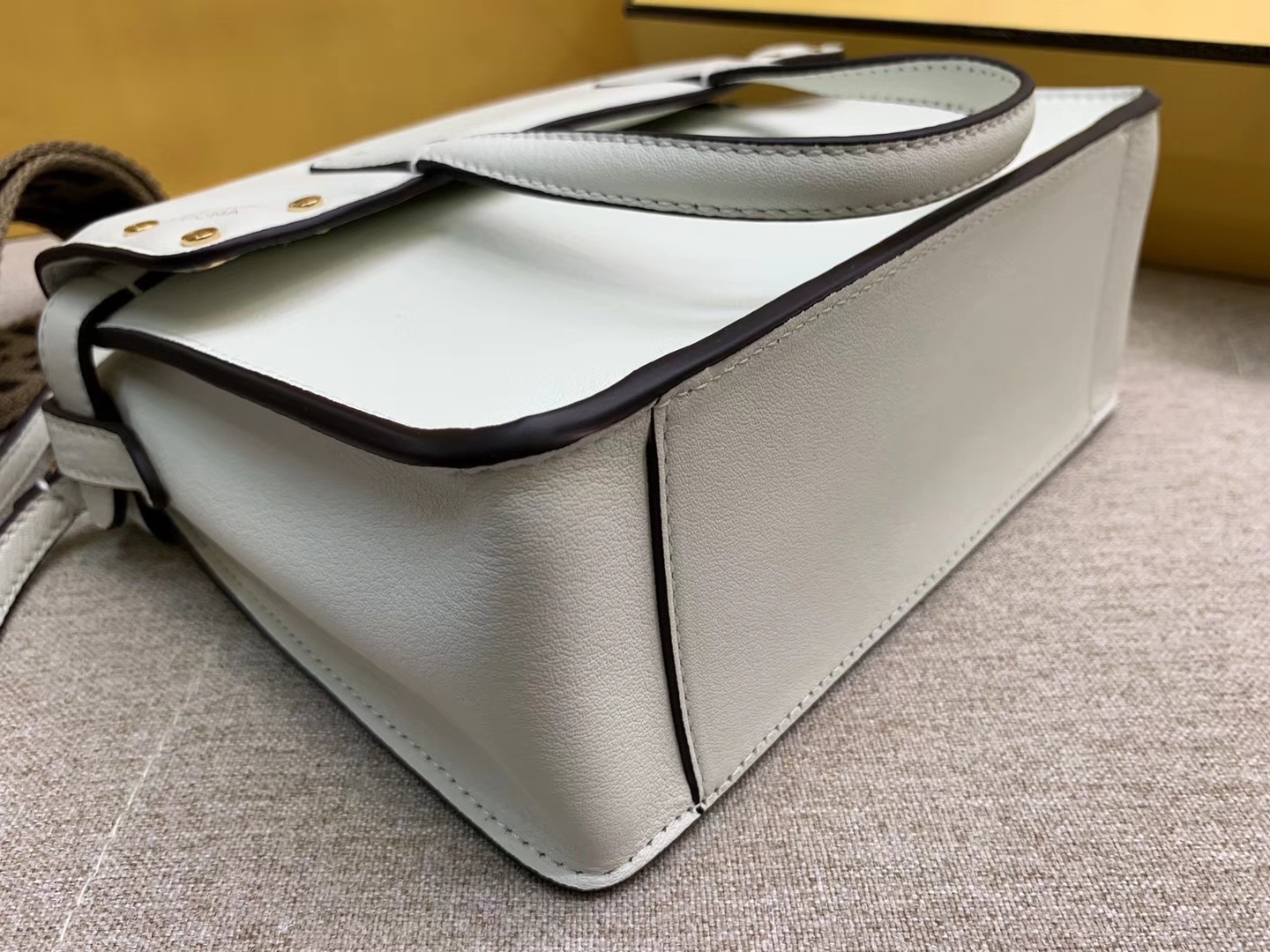Fendi 芬迪 Flip 小号手袋 20x15x11 可手提肩背斜挎 白色