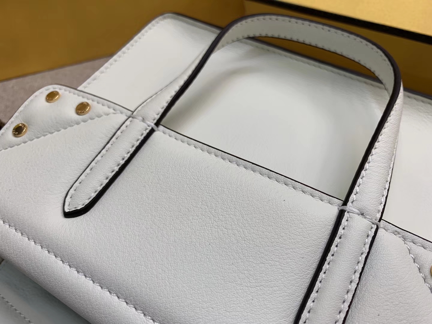 Fendi 芬迪 Flip 小号手袋 20x15x11 可手提肩背斜挎 白色