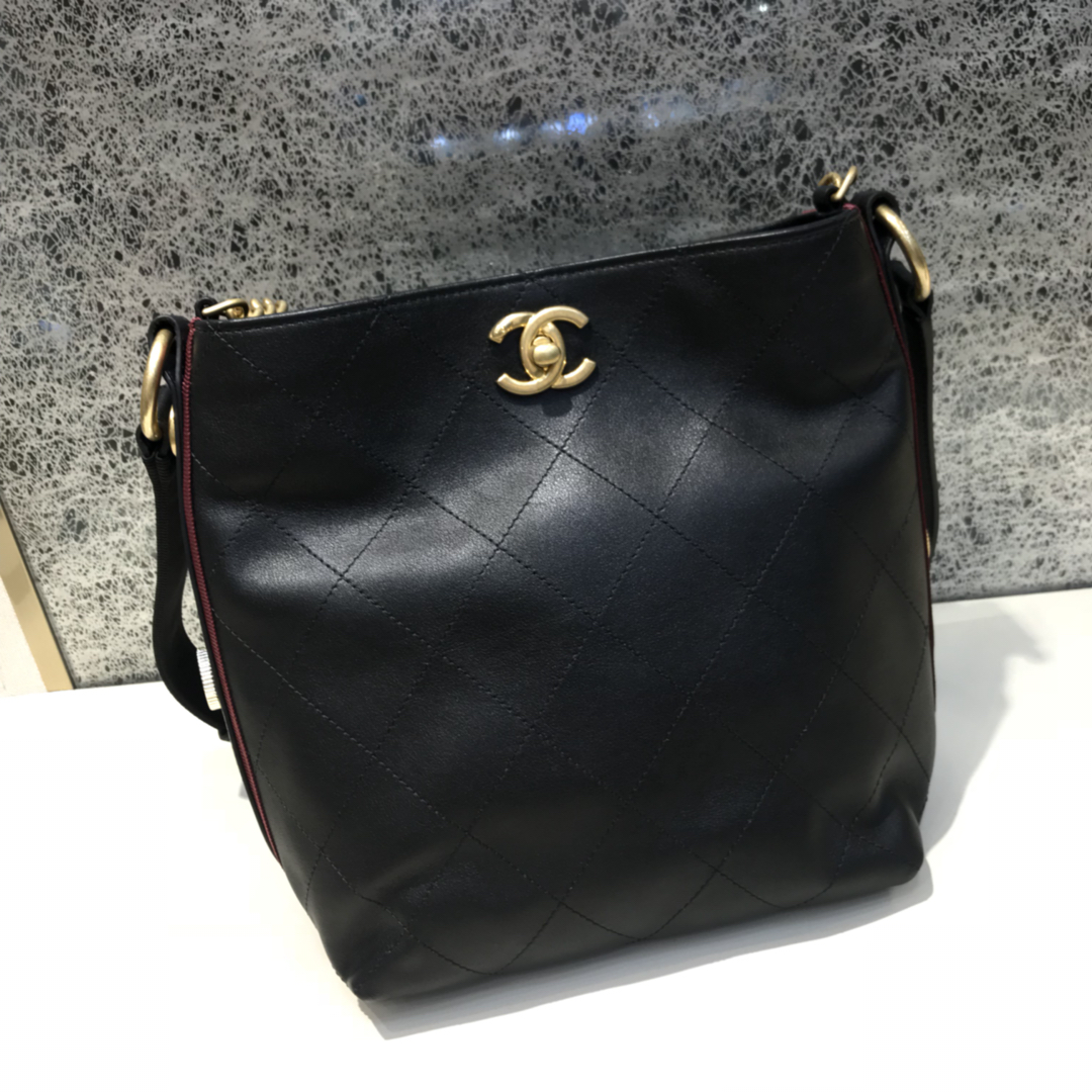 Chanel 香奈儿 Hobo bag 顶级代购版本 23cm 原厂小牛皮 黑配红