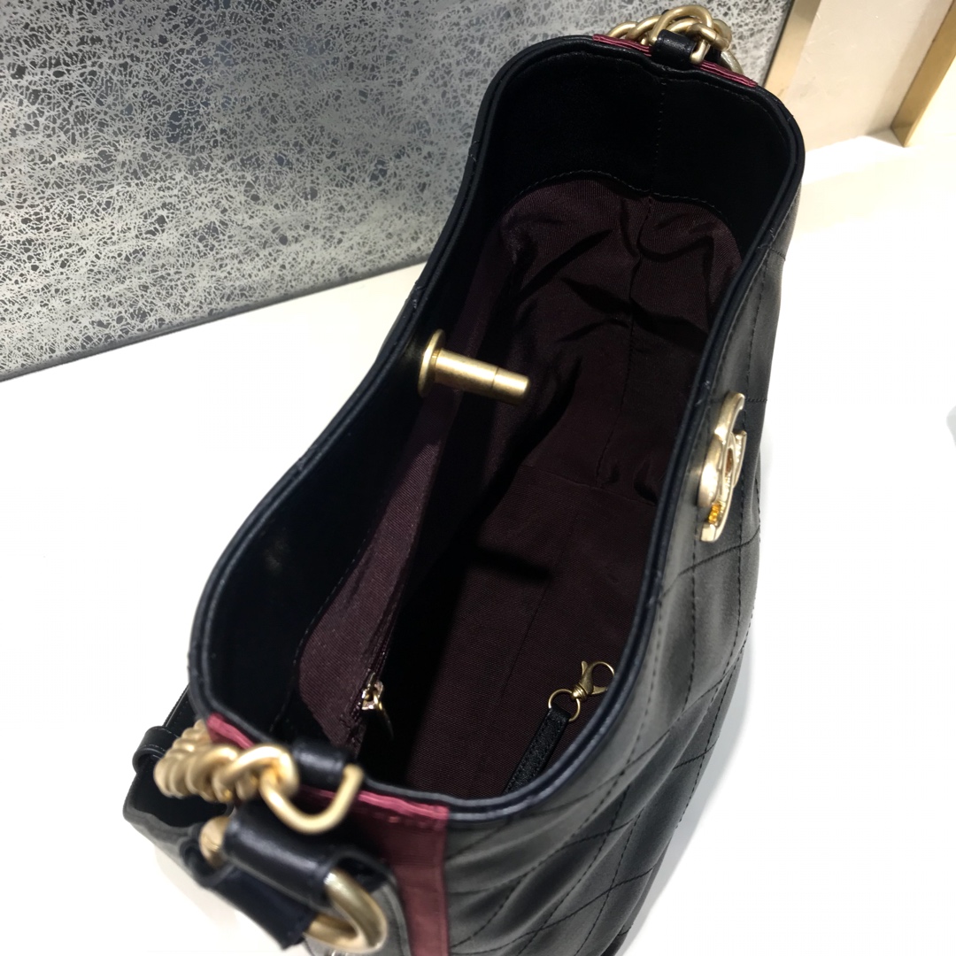 Chanel 香奈儿 Hobo bag 顶级代购版本 23cm 原厂小牛皮 黑配红