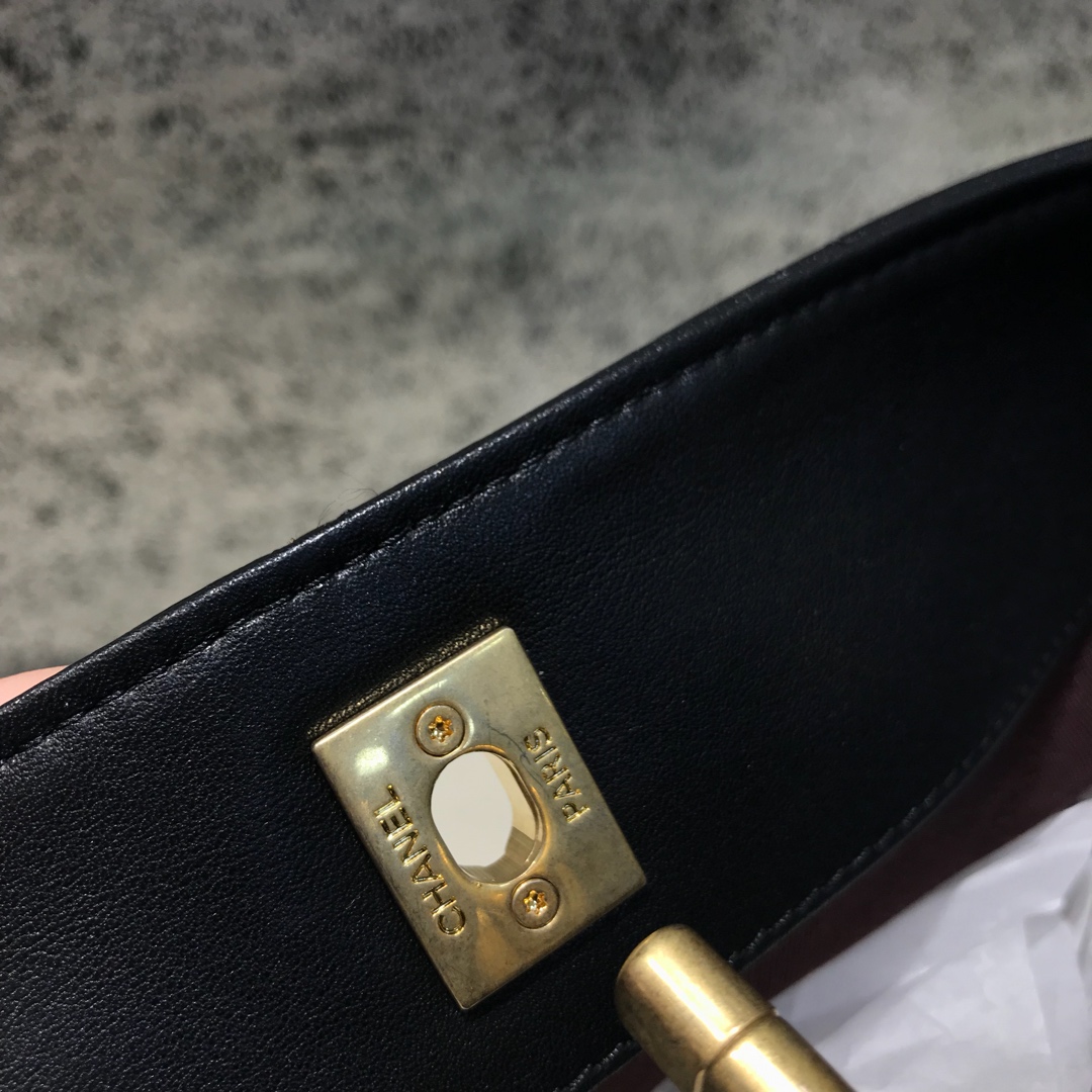 Chanel 香奈儿 Hobo bag 顶级代购版本 23cm 原厂小牛皮 黑配红