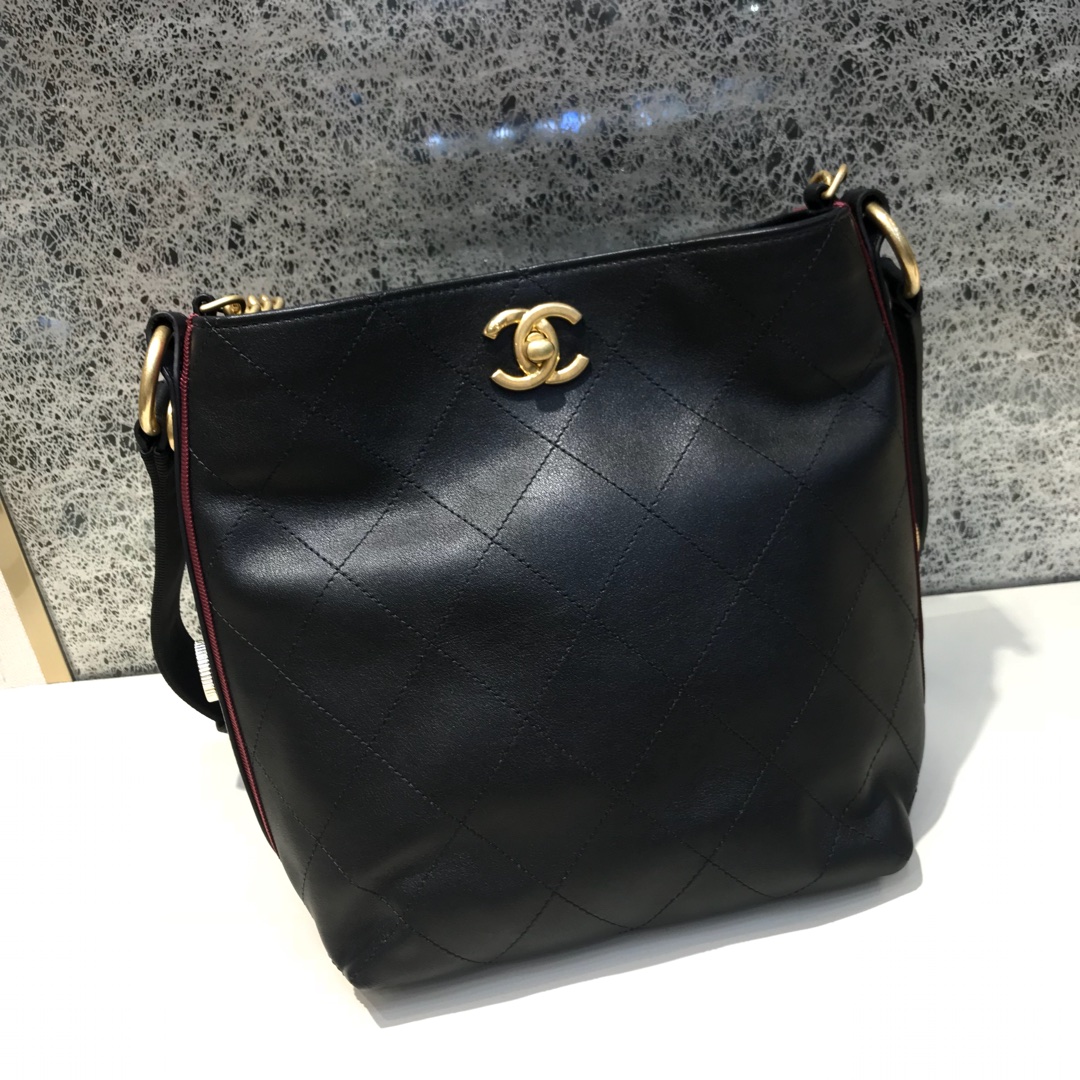 Chanel 香奈儿 Hobo bag 顶级代购版本 23cm 原厂小牛皮 黑配红