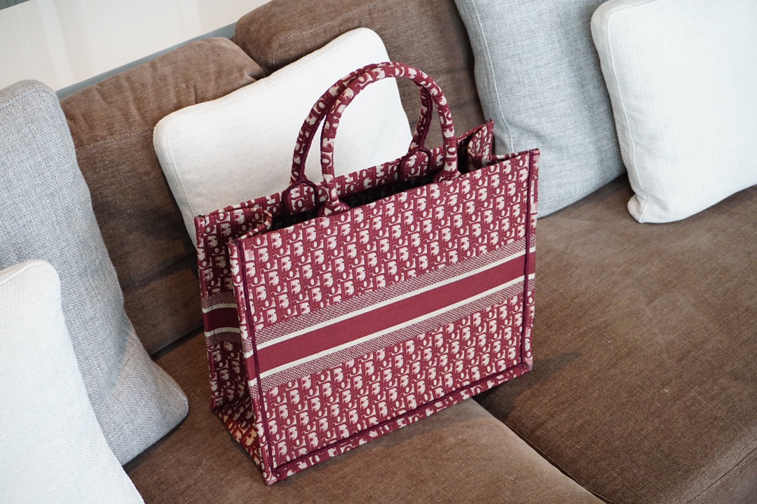 Dior购物袋 布纹老花酒红色  可以定制专属自己的名字