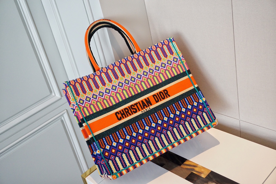 女士个性化刺绣购物袋 精湛的刺绣工艺完美呈上 Dior购物袋