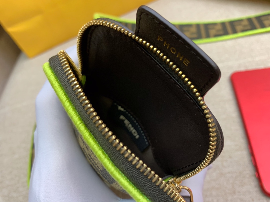 Fendi 芬迪 肩带可调节 可斜跨当手拿包 3口袋