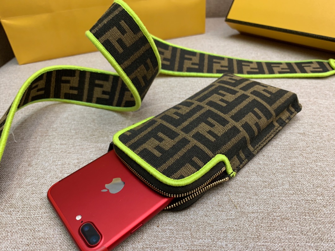 Fendi 芬迪 肩带可调节 可斜跨当手拿包 3口袋
