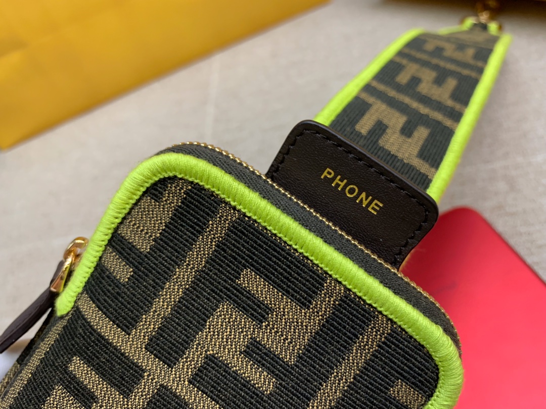 Fendi 芬迪 肩带可调节 可斜跨当手拿包 3口袋