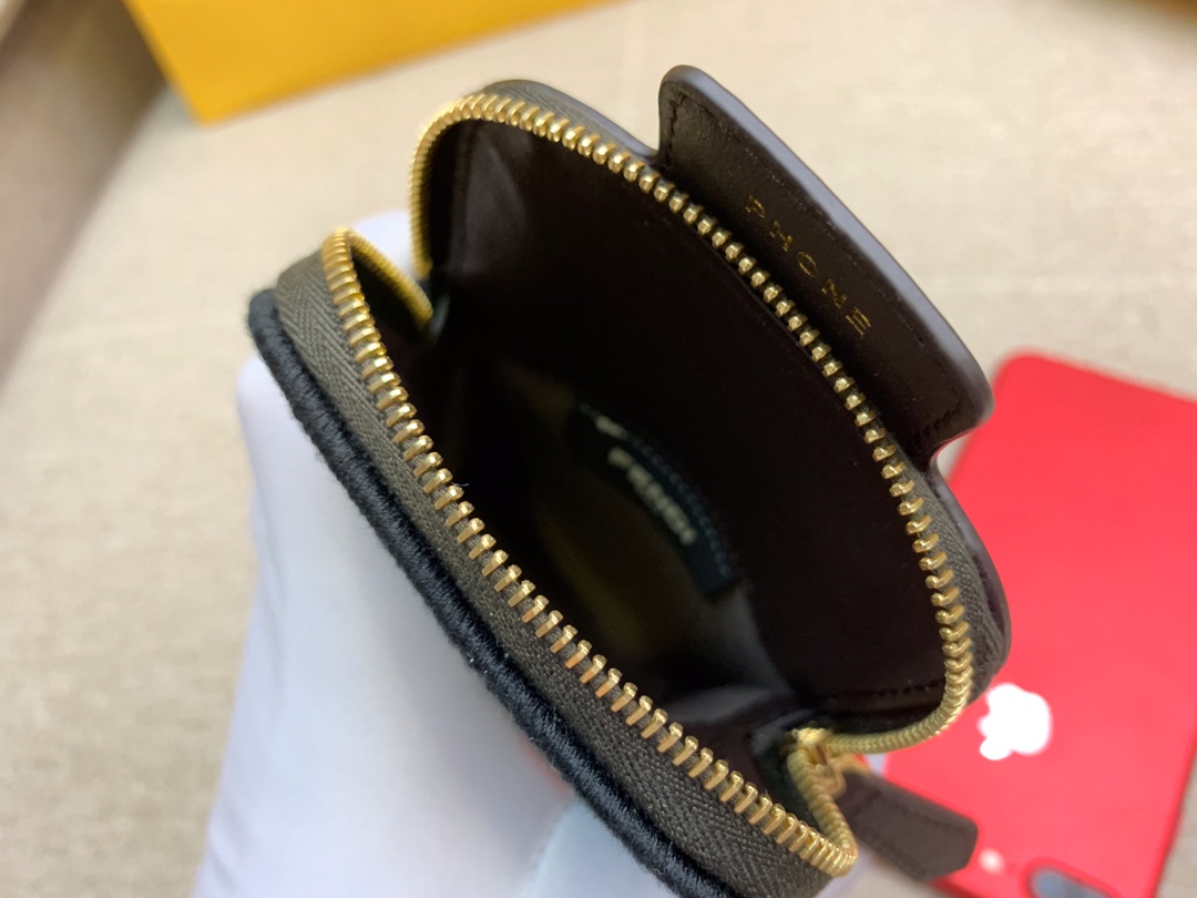 Fendi 芬迪 肩带可调节 可斜跨当手拿包 3口袋