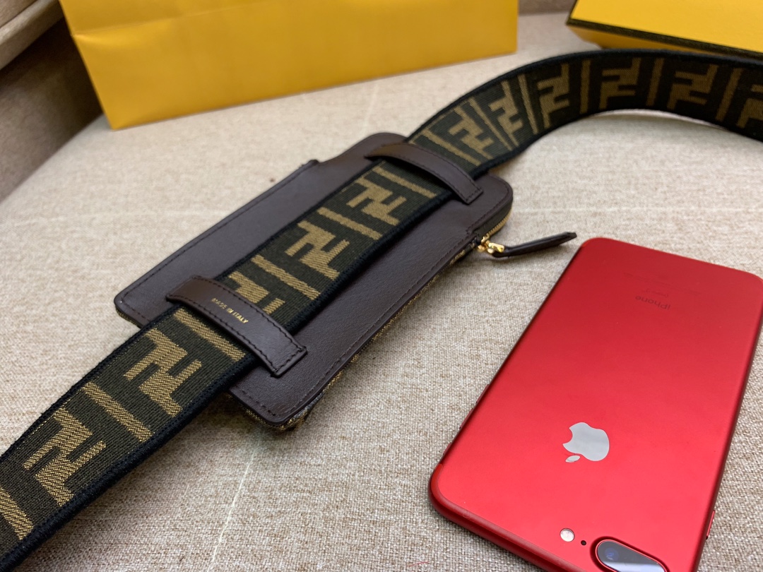 Fendi 芬迪 肩带可调节 可斜跨当手拿包 3口袋