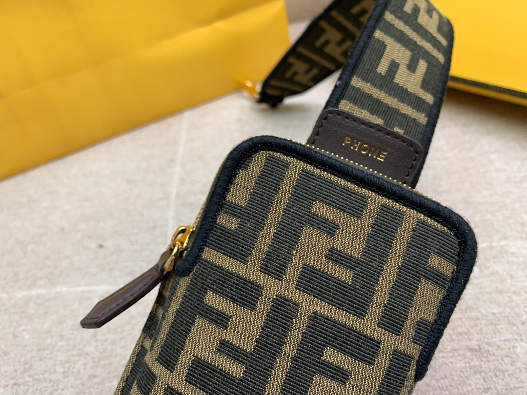 Fendi 芬迪 肩带可调节 可斜跨当手拿包 3口袋