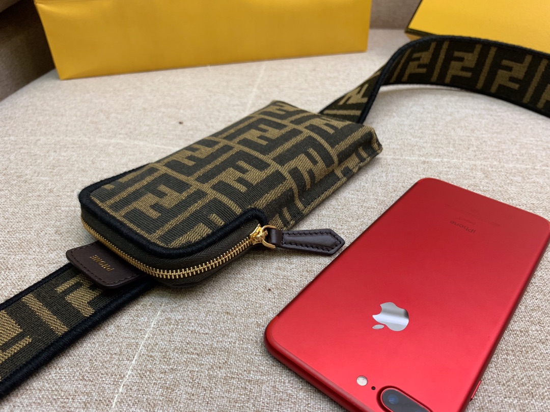 Fendi 芬迪 肩带可调节 可斜跨当手拿包 3口袋
