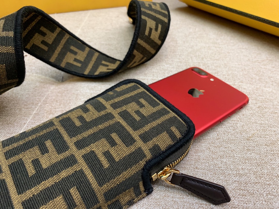 Fendi 芬迪 肩带可调节 可斜跨当手拿包 3口袋