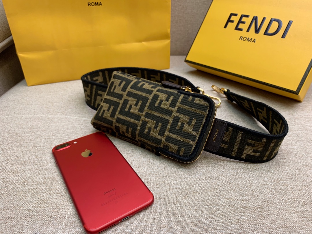 Fendi 芬迪 肩带可调节 可斜跨当手拿包 3口袋