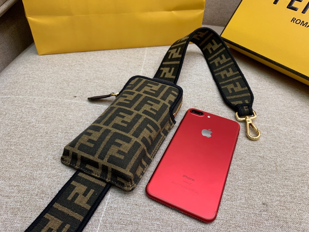 Fendi 芬迪 肩带可调节 可斜跨当手拿包 3口袋
