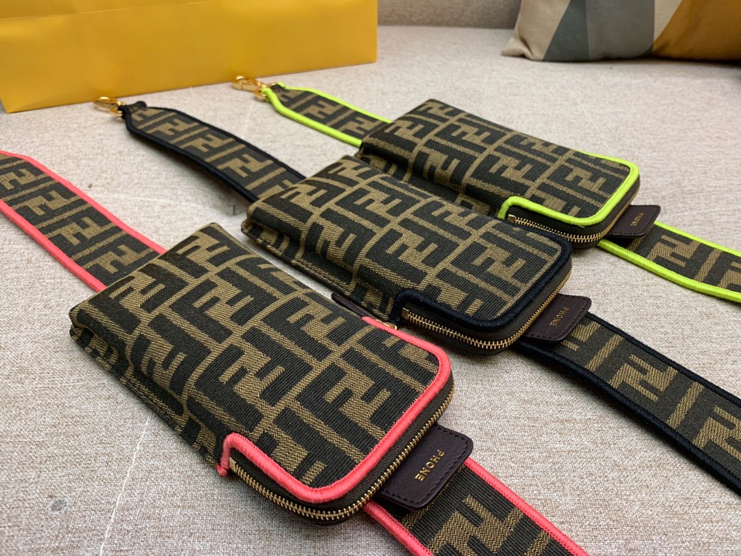 Fendi 芬迪 肩带可调节 可斜跨当手拿包 3口袋