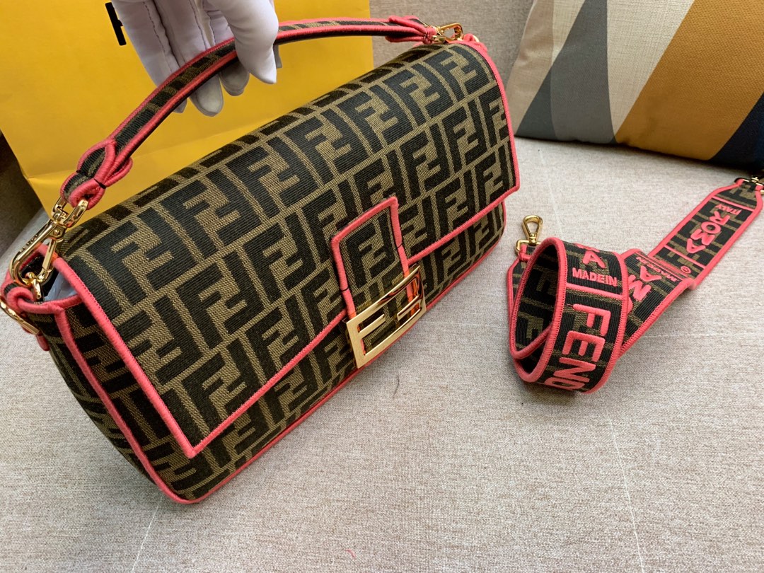 Baguette 经典包款 布料材质 提花FF图案 红色刺绣边缘