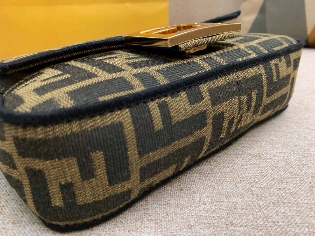 Baguette 经典包款 布料材质 饰有提花FF图案 黑色刺绣边缘 小号 19cm