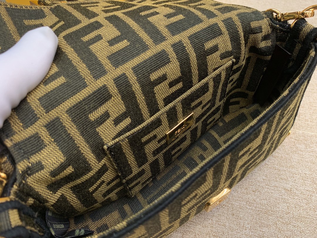 Baguette 经典包款 布料材质 饰有提花FF图案 黑色刺绣边缘 小号 19cm