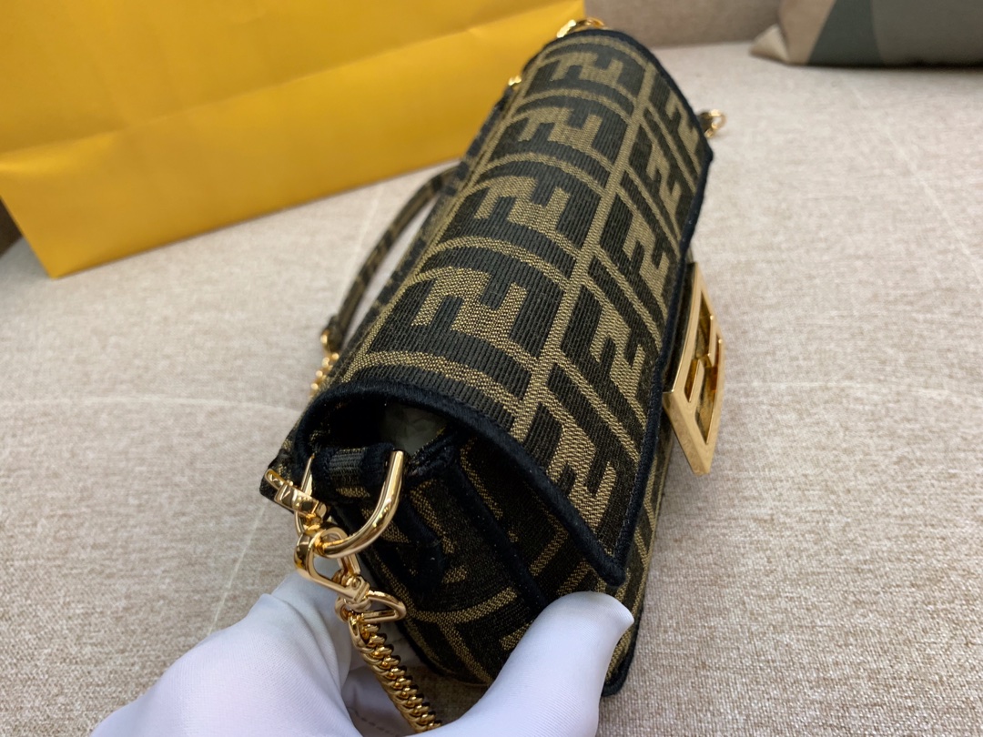 Baguette 经典包款 布料材质 饰有提花FF图案 黑色刺绣边缘 小号 19cm