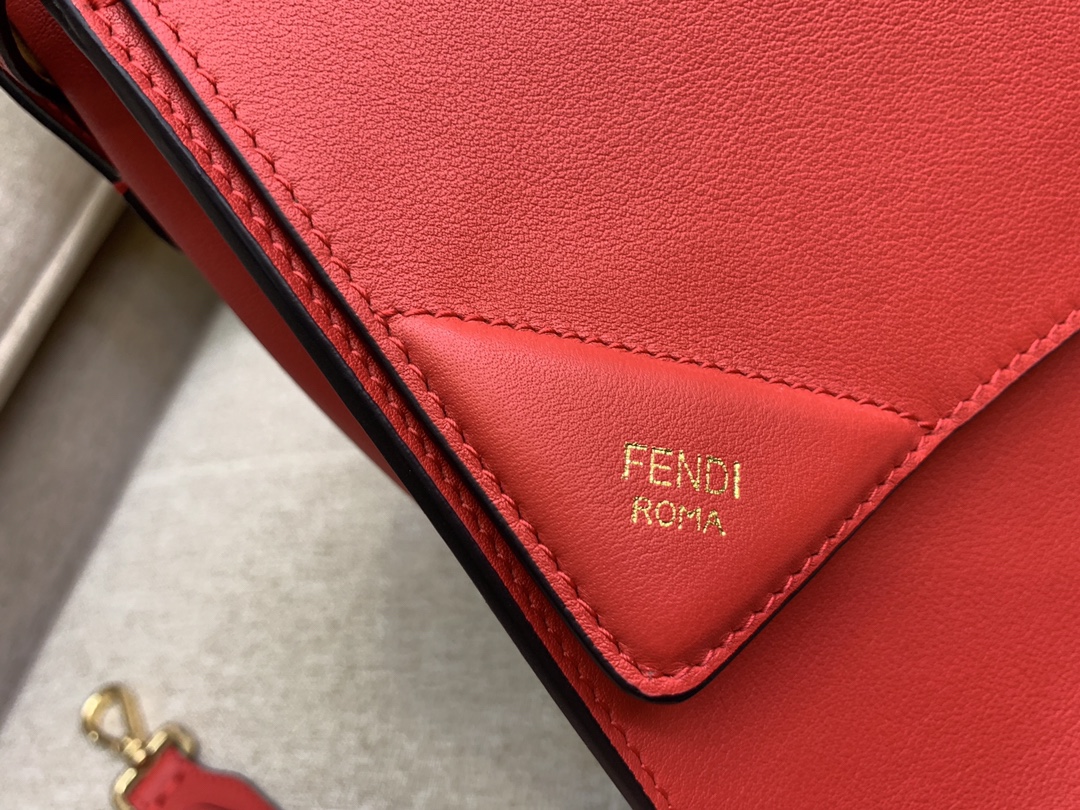 Fendi 芬迪 大号现 KAN U 系列 定制凸纹 红色按扣女包 原厂进口皮