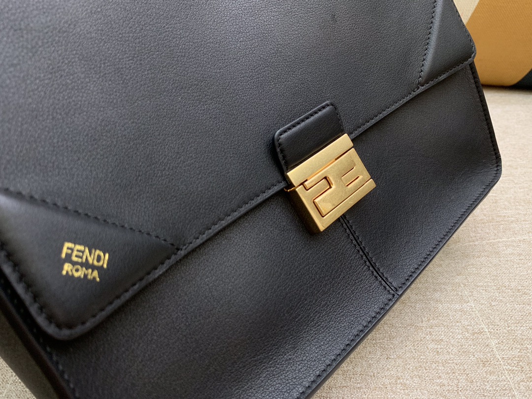 Fendi 芬迪 大号现 KAN U 系列 定制凸纹 黑色按扣女包 原厂进口皮