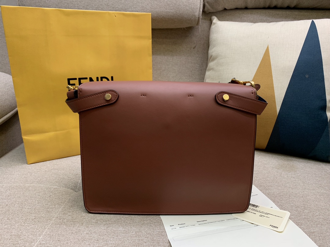 Fendi 芬迪 大号现 KAN U 系列 定制凸纹 标志性按扣单肩包