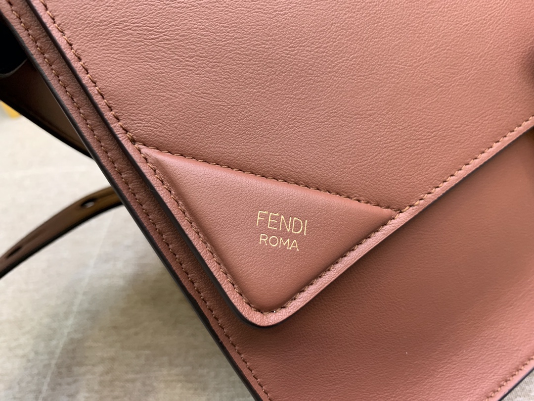 Fendi 芬迪 大号现 KAN U 系列 定制凸纹 标志性按扣单肩包