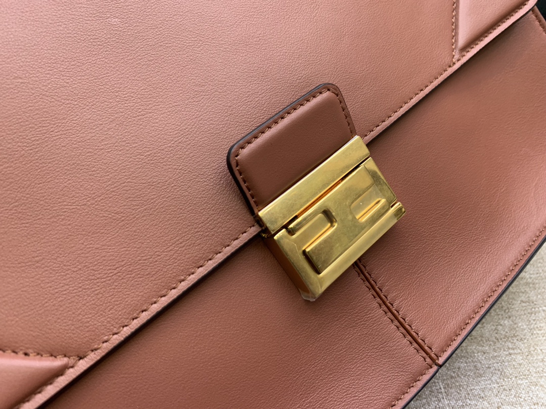 Fendi 芬迪 大号现 KAN U 系列 定制凸纹 标志性按扣单肩包