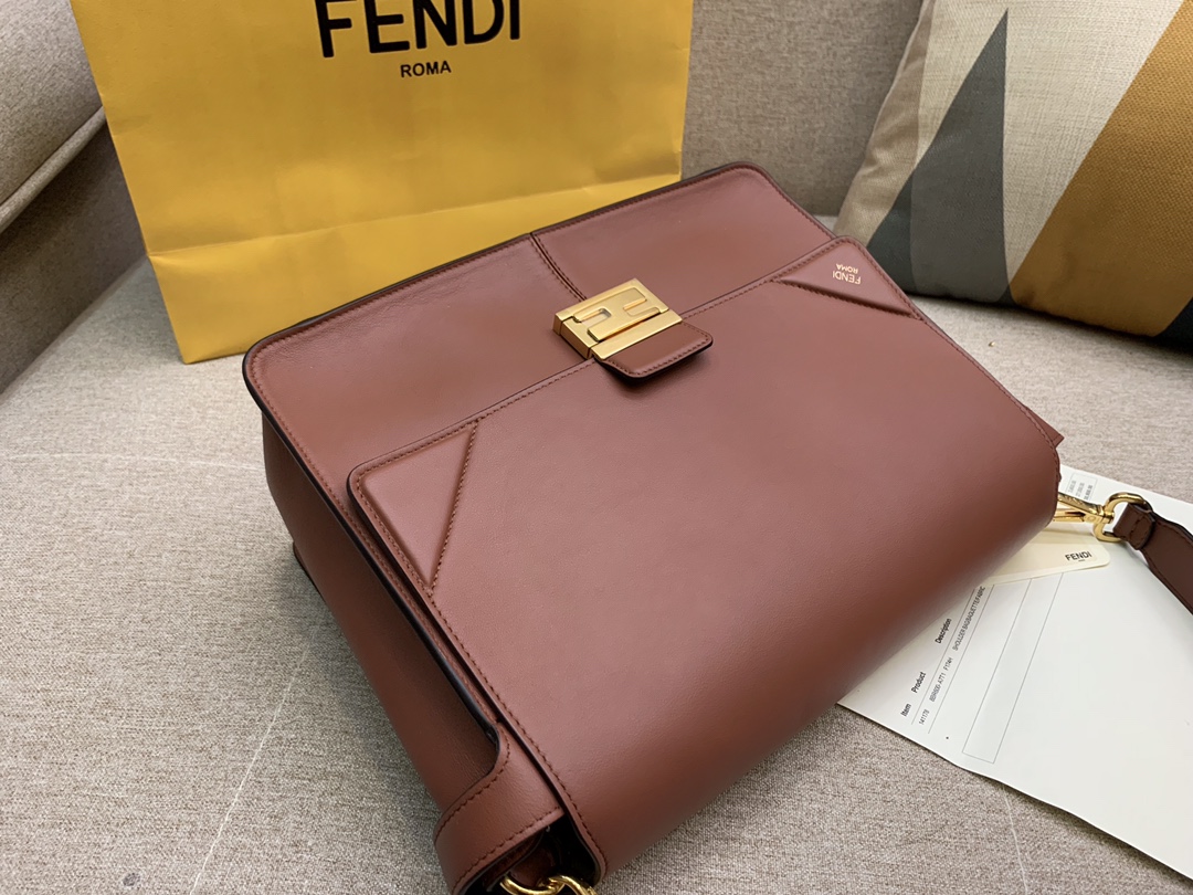 Fendi 芬迪 大号现 KAN U 系列 定制凸纹 标志性按扣单肩包