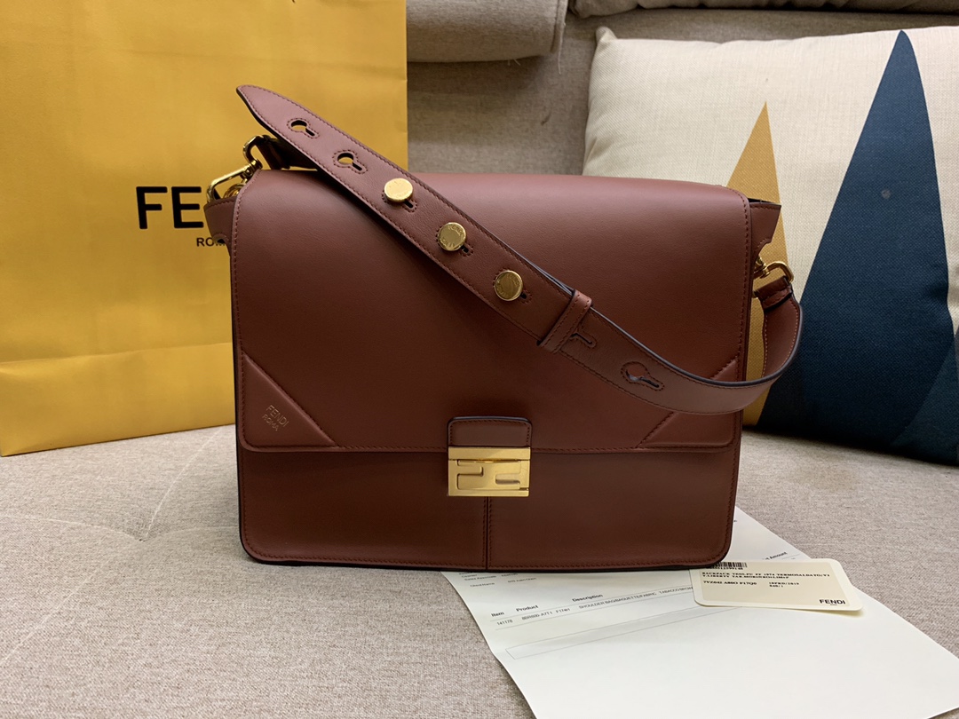 Fendi 芬迪 大号现 KAN U 系列 定制凸纹 标志性按扣单肩包