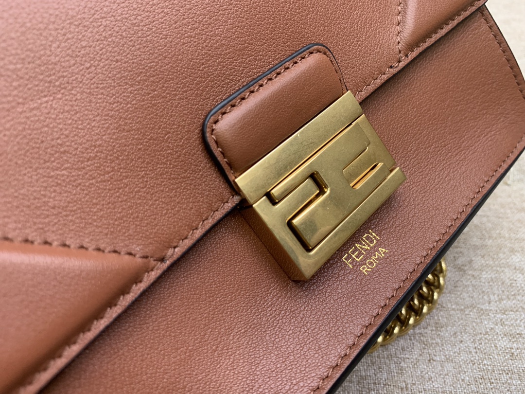 Fendi 芬迪 KAN U 系列 定制凸纹 代工厂女包 原厂进口皮 小号19cm