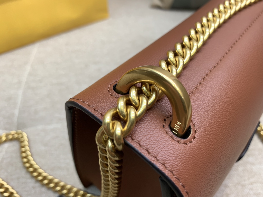 Fendi 芬迪 KAN U 系列 定制凸纹 代工厂女包 原厂进口皮 小号19cm