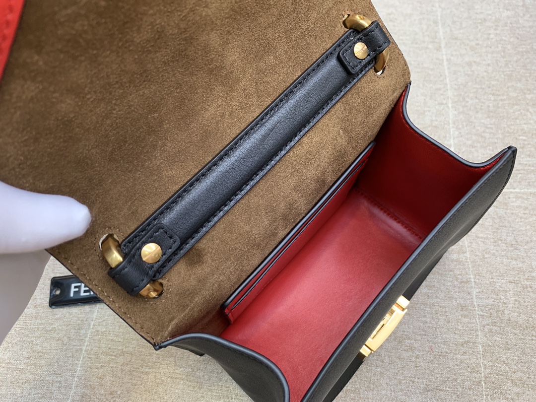 Fendi 芬迪 KAN U 系列 定制凸纹 代工厂女包 原厂进口皮 小号19cm
