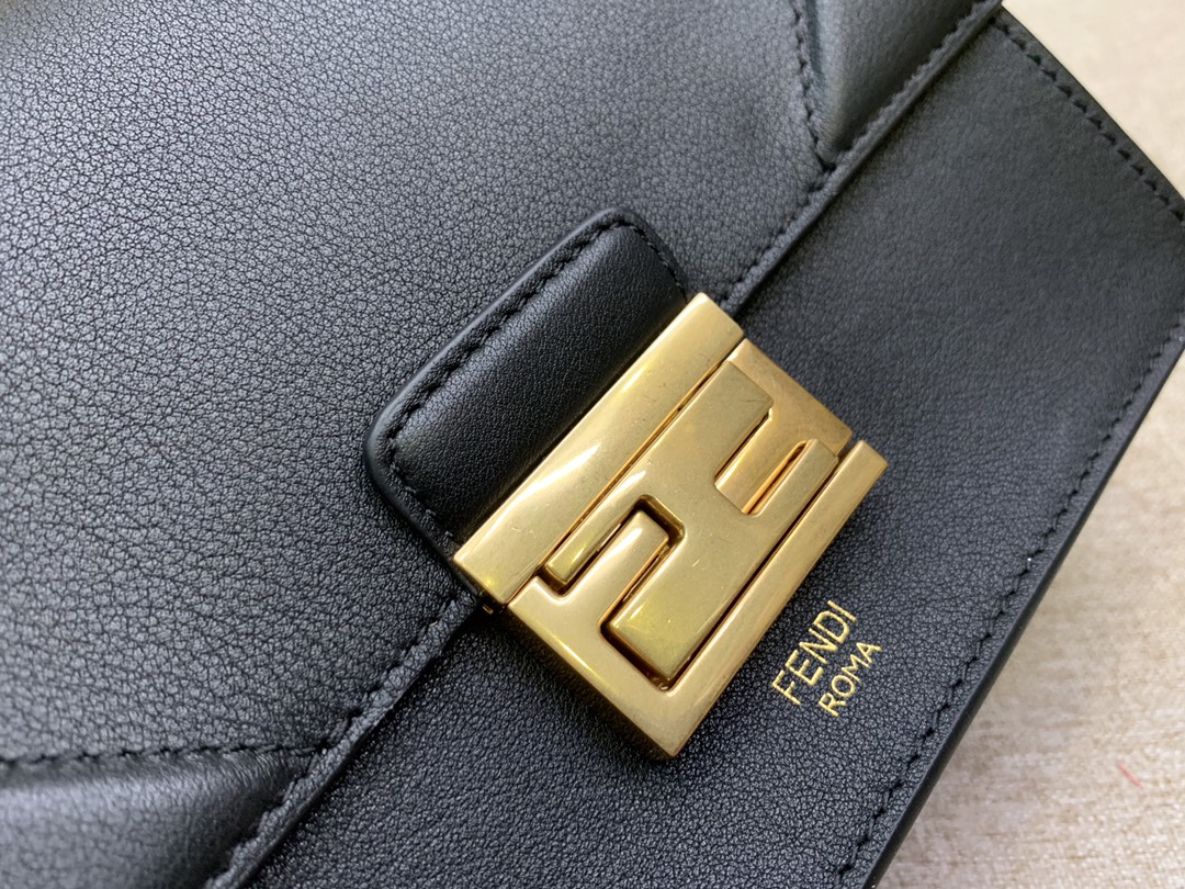 Fendi 芬迪 KAN U 系列 定制凸纹 代工厂女包 原厂进口皮 小号19cm