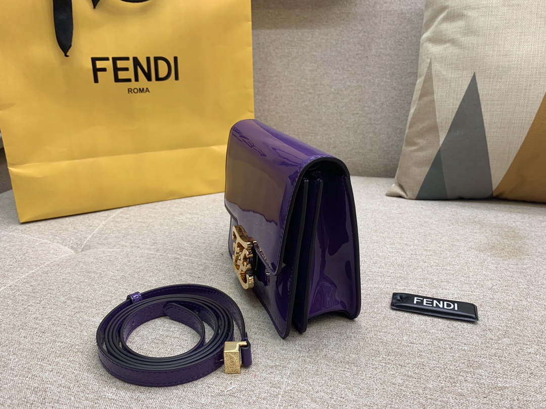 Karl Lagerfeld 最新系列 翻盖手袋 漆皮材质 17x14x6cm 紫色
