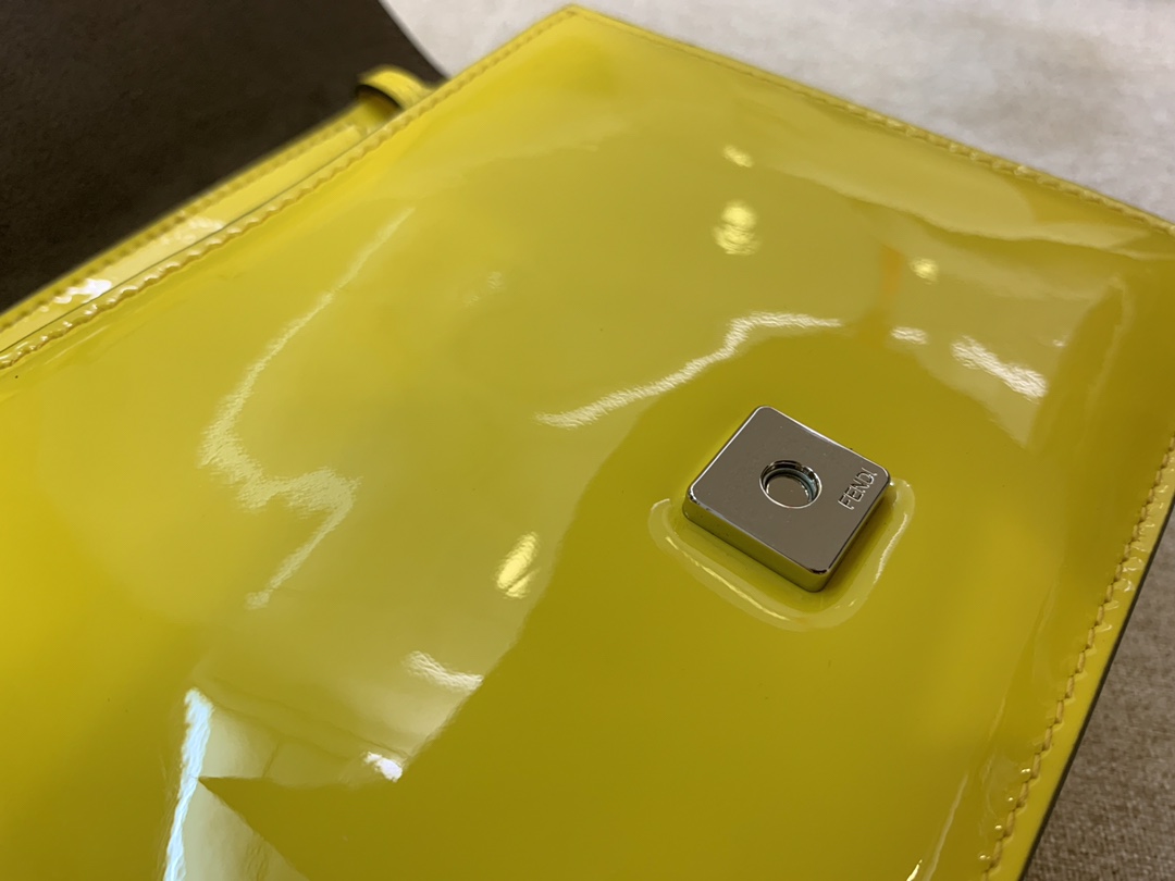 Karl Lagerfeld 最新系列 翻盖手袋 漆皮材质 17x14x6cm 太阳黄
