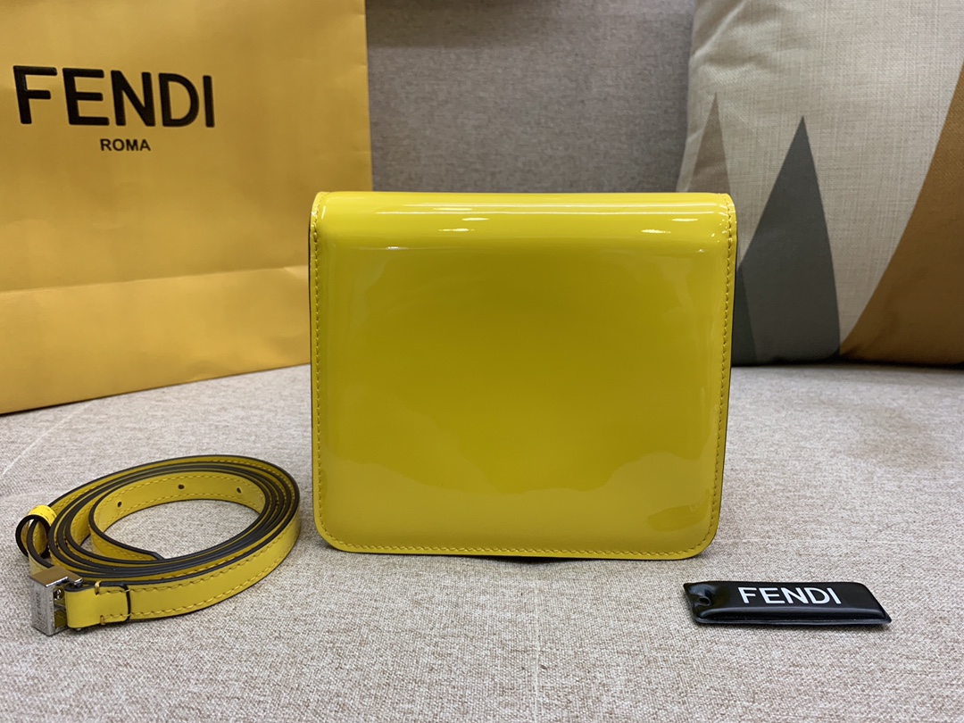 Karl Lagerfeld 最新系列 翻盖手袋 漆皮材质 17x14x6cm 太阳黄
