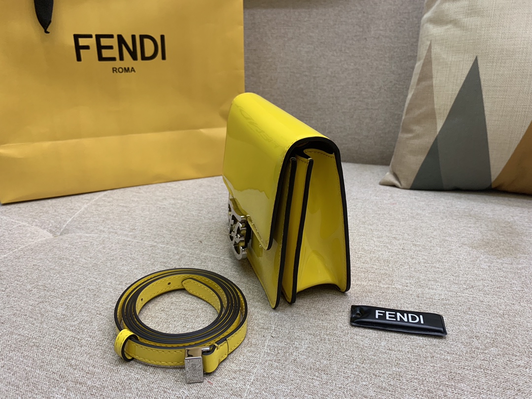 Karl Lagerfeld 最新系列 翻盖手袋 漆皮材质 17x14x6cm 太阳黄
