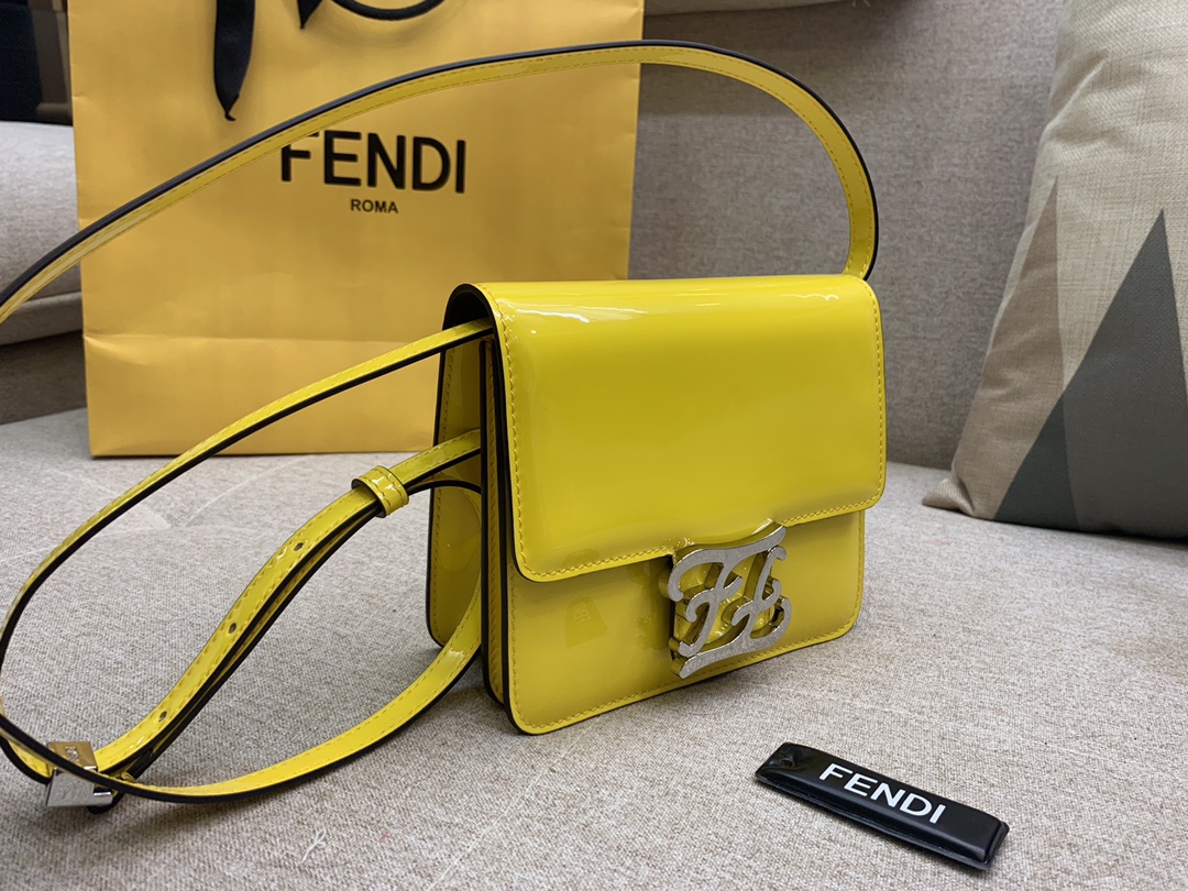 Karl Lagerfeld 最新系列 翻盖手袋 漆皮材质 17x14x6cm 太阳黄