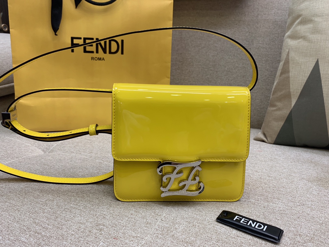 Karl Lagerfeld 最新系列 翻盖手袋 漆皮材质 17x14x6cm 太阳黄